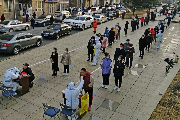 Ciudadanas y ciudadanos de Dalian, en la provincia china de Liaoning, hacen cola para hacer el test del covid.