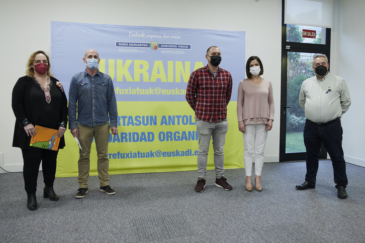 Artolazabal junto a los representantes de las asociaciones que trabajan con familias de Chernóbil.