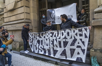 Protesta contra Kote Cabezudo a las puertas del juicio.