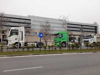 Camiones ante la sede del Gobierno de Lakua.