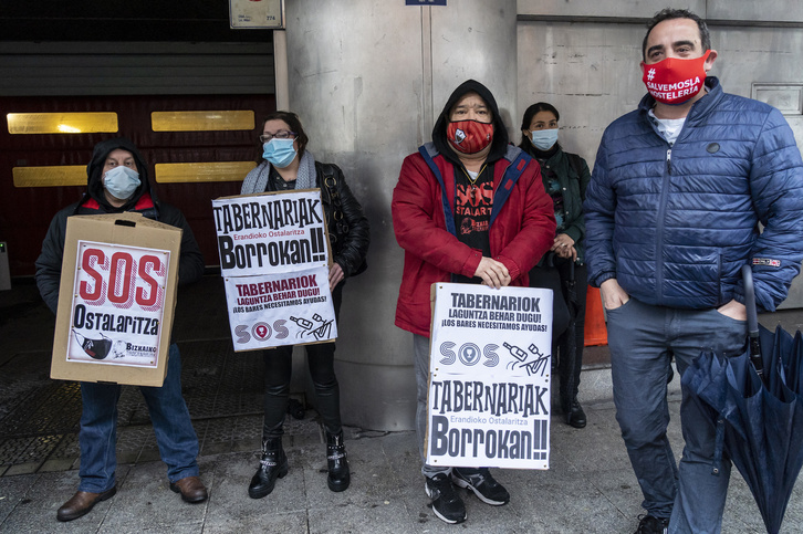 Protesta de hosteleros en la sede de Lakua en Bilbo, hace ahora un año.