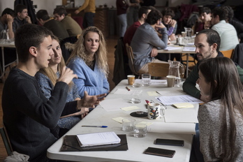 Un grupo de jóvenes que participaron en el proyecto ‘Gazte Agora’ de Eusko Ikaskuntza en Iruñea.