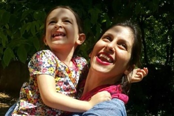 Imagen divulgada el 23 de agosto de 2018 por Free Nazanin Campaign: Nazanin Zaghari-Ratcliffe sostiene en brazos a su hija, Gabriella, tras recibir un permiso carcelario de tres días.