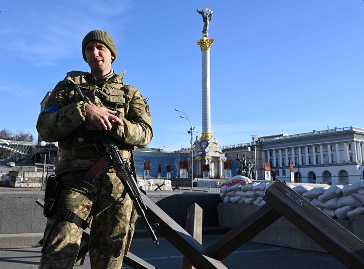El extenista Sergiy Stakhovsky, armado en Kiev con un Kalashnikov.