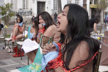 Protesta en favor del derecho al aborto, ante la Asamblea Nacional de Ecuador. 