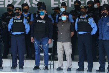 El expresidente de Honduras esposado tras ser detenido el 15 de febrero.