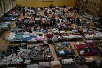 Refugiados en un polideportivo de la ciudad polaca de Przemysl.