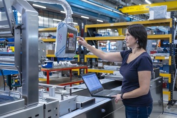 Una trabajadora de Ulma Packaging, en la máquina de empaquetar.