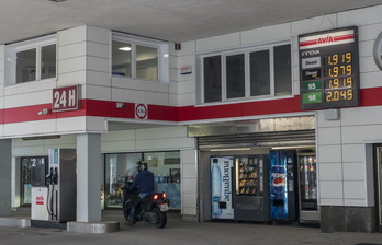 Precios en una gasolinera de Donostia, la pasada semana.