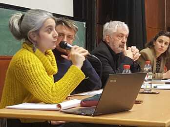 Alumnos y profesores siguen las explicaciones de los ponentes en la conferencia organizada esta tarde en la Sorbona.