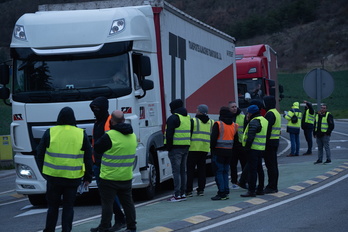 Piquete informativo de transportistas en la N-121-A, junto a Olabe.