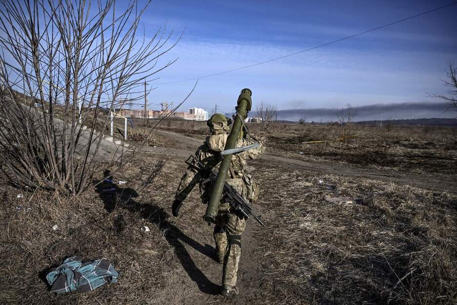Un militar ucraniano en las afueras de Mariúpol.