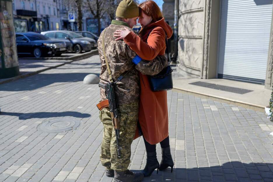 Un soldado junto a su pareja en Odessa. 