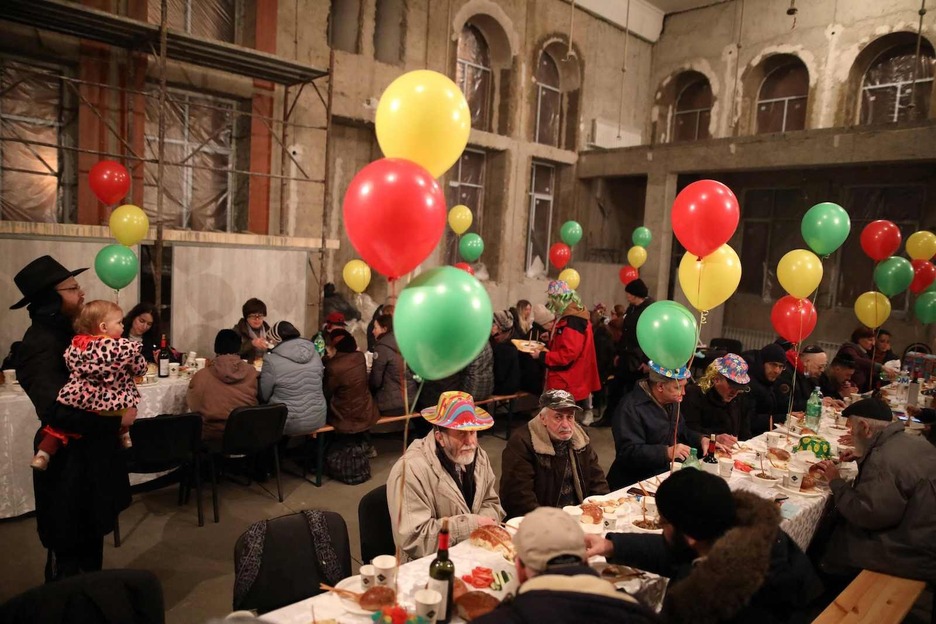 Celebración de una fiesta judia organizada por refugiados ucranianos en Moldavia.