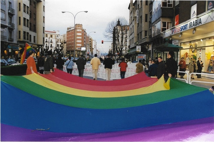 Imagen de una manifestación celebrada en Iruñea en 2001 contra la homo-lesbofobia.