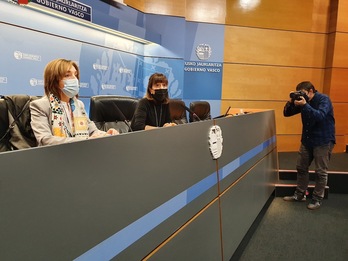 Maite Ruiz y Lucía Torrealday en la rueda de prensa