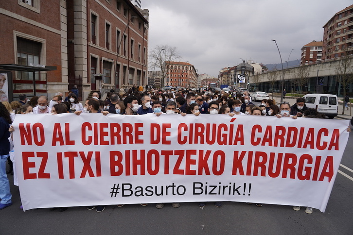 Manifestación contra el cierre de Cardiología de Basurto.