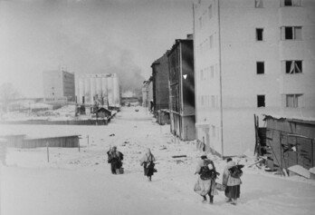 Soldados finlandeses abandonan Vyborg ante el avance soviético.