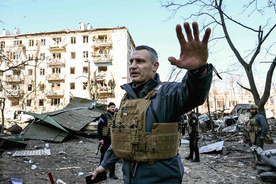 El alcalde de Kiev, Vitali Klitschko, mantiene alejadas a las personas de un edificio residencial de cinco pisos que se derrumbó parcialmente después de un bombardeo en Kiev. 