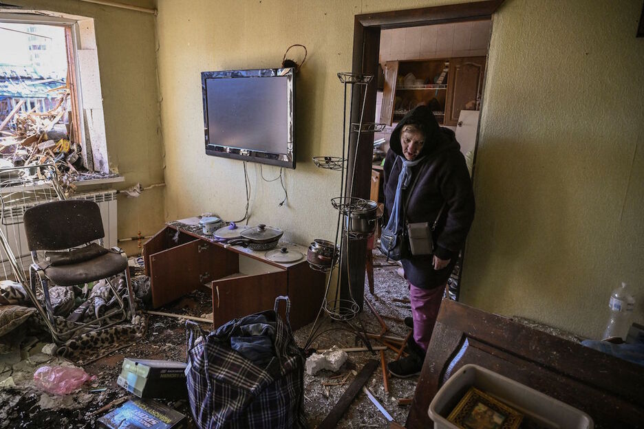 Una mujer se encuentra dentro de su apartamento destruido después de un bombardeo en Kiev.