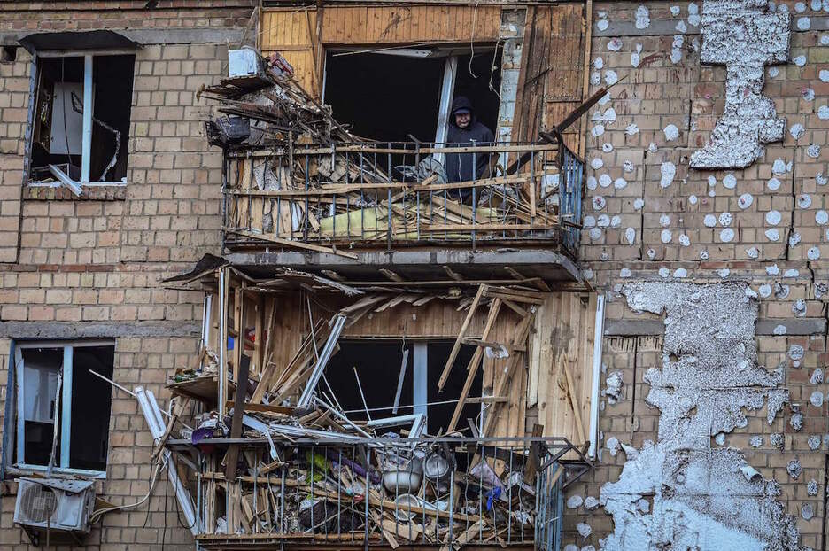 Un hombre dentro de un apartamento destruido en una zona residencial después de un bombardeo en Kiev.