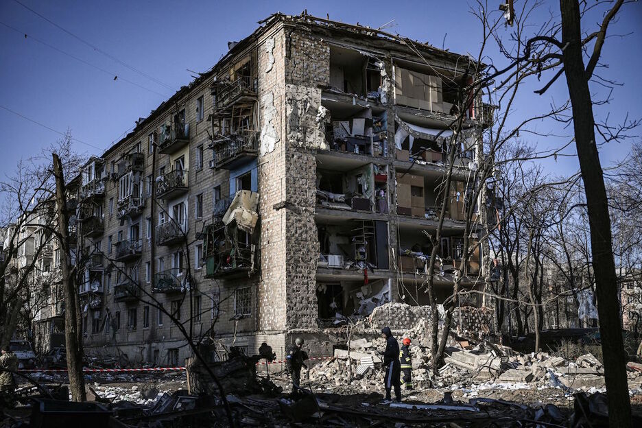 Un edificio residencial de cinco pisos que se derrumbó parcialmente después de un bombardeo en Kiev. 