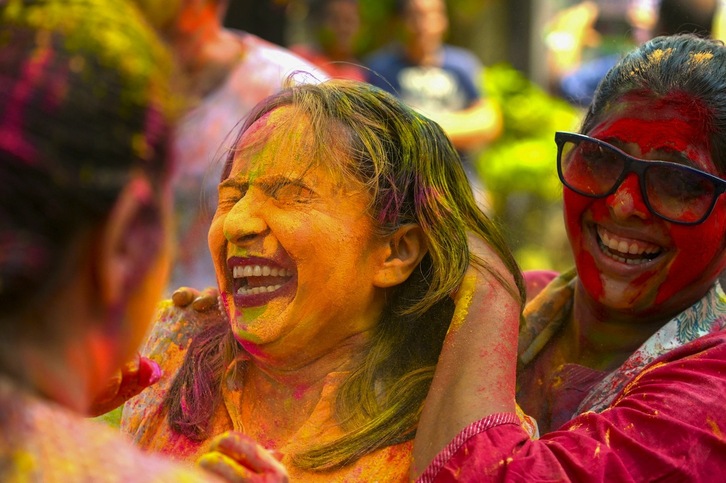 Mujeres pintándose con polvo de colores para celebrar el festival de la primavera en Mumbai.