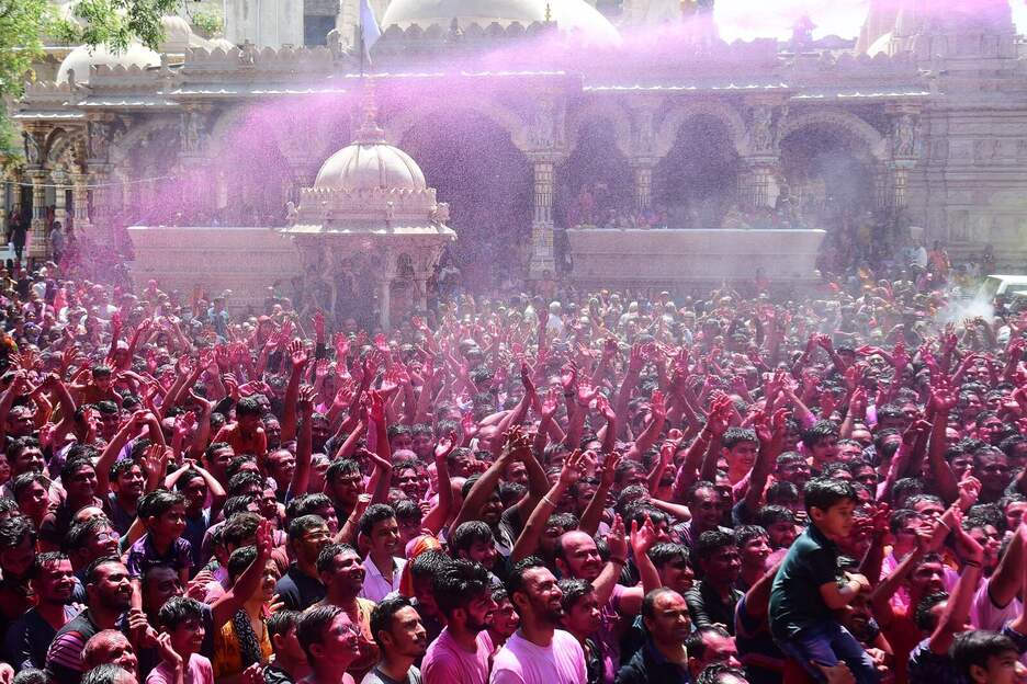 El templo Swaminarayan Kalupur, en Ahmedabad, abarrotado con gente de todas las edades.