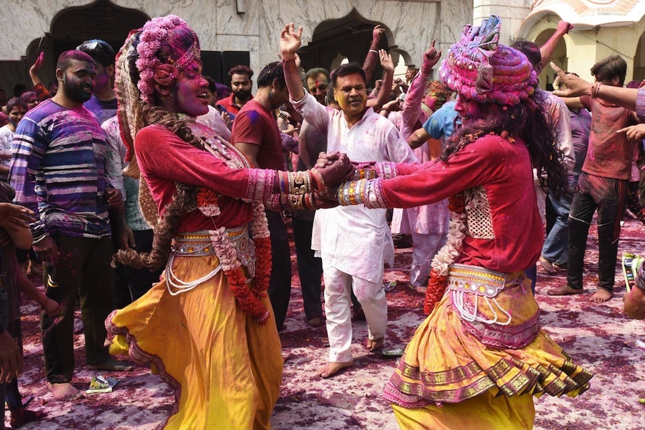 Artistas caracterizados como el dio Krishna y la diosa Radha bailan en un templo de Amritsar.