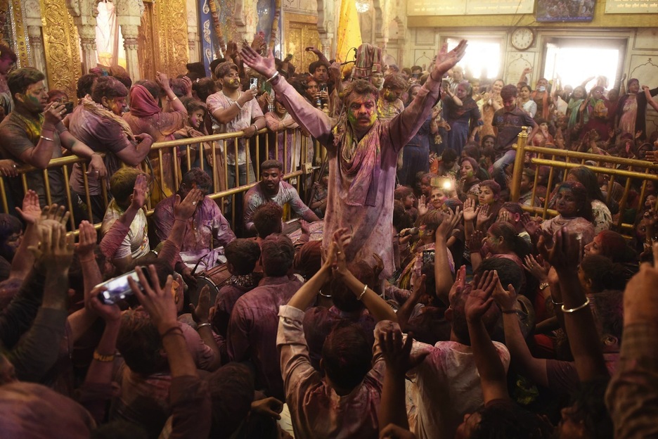 Otra escena entre festiva y mística, en el templo Durgiana de Amritsar.