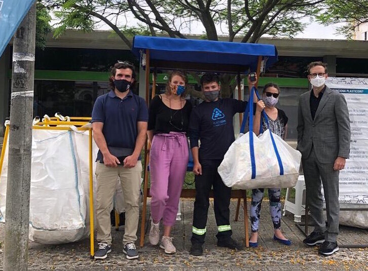 Miembros de Plasticoin posan junto al embajador de Suiza en Uruguay, Daniel Derzic, en sus jornadas de Aconcagua y Michigan.