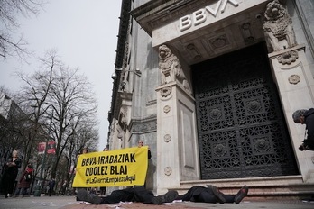 Protesta antimilitarista ente el BBVA en BIlbo.