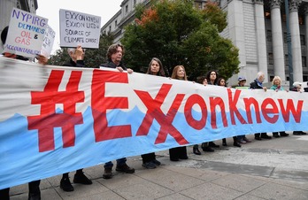 Activistas contra la crisis climática protestan durante un juicio celebrado contra ExxonMobil ante el edificio del Tribunal Supremo del Estado de Nueva York.   
