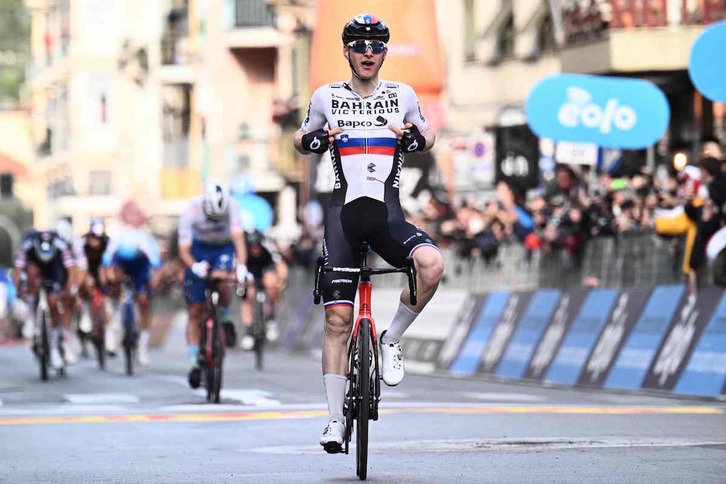 Matej Mohoric celebra su victoria en San Remo mientras sus rivales pelean por las plazas en el podio.