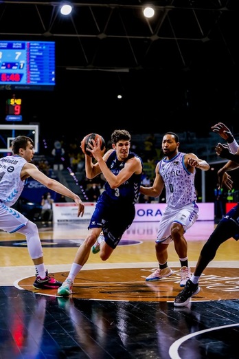 Paulí penetra ante la flojísima defensa de Bilbao Basket