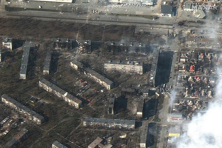 Imagen por satélite de bloques bombardeados en Mariupol.