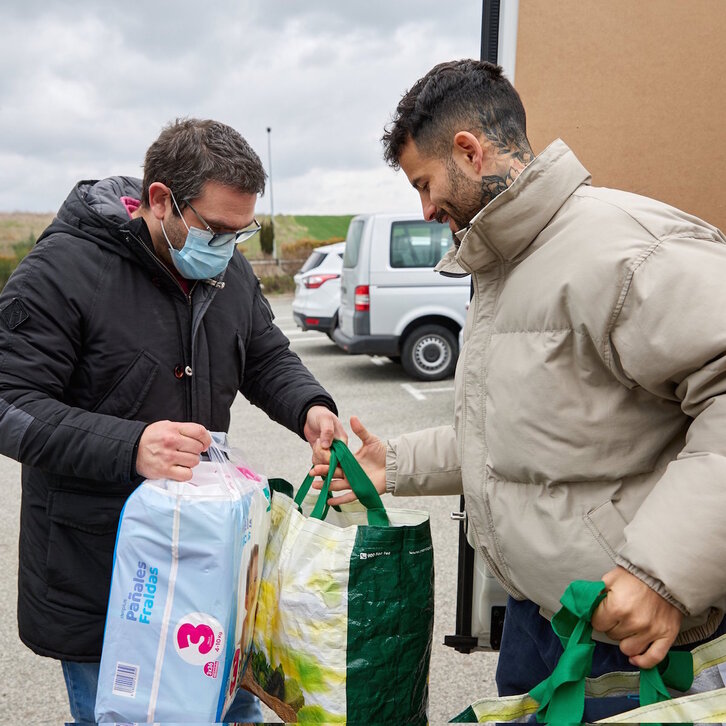 Rubén García, recogiendo material en el parking de Tajonar