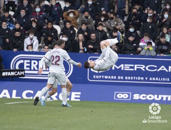 Fran Sol celebra el gol del empate con una voltereta.