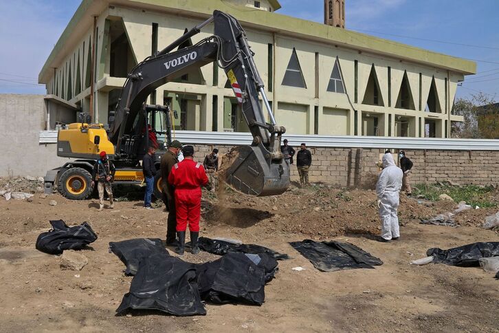 Imagen de las labores realizadas para desenterrar los cuerpos en Mosul.