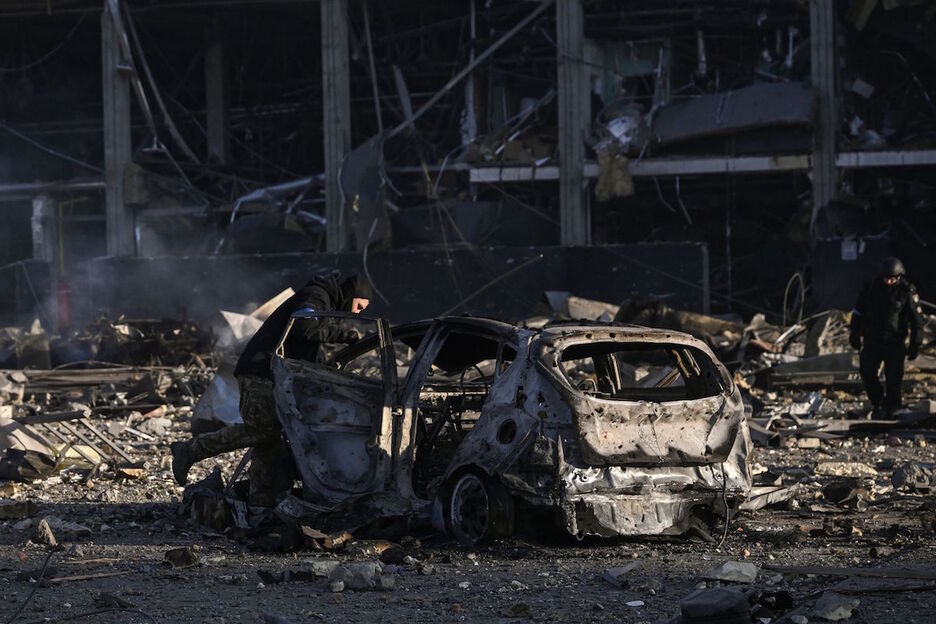 Los bombardeos arrasan edificios y coches.