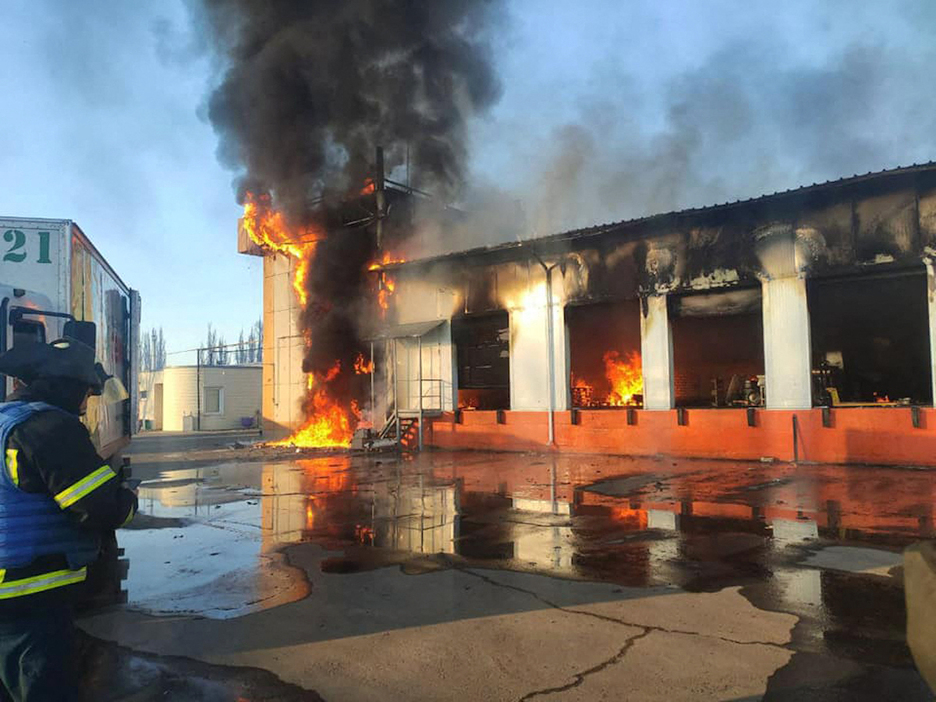 Bomberos apagando un incendio a gran escala en un almacén de alimentos en Severodonetsk. 