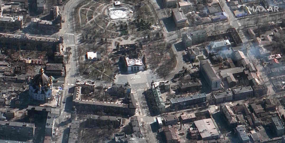 la imagen satelital Maxar muestra las secuelas del ataque aéreo Mariupol.