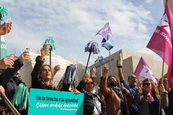 Las trabajadoras de limpieza del Museo Guggenheim en la celebración del acuerdo.