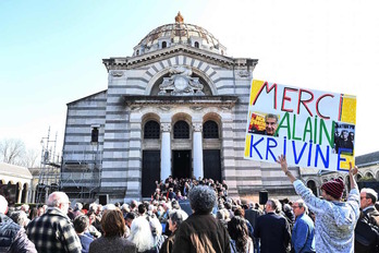 Una multitud ha acompañado a Krivine en su entrada en el cementerio Père-Lachaise de París.e