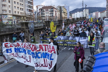 Ehundaka pertsona xenofobia eta arrazismo instituzionalaren aurka protestan, Bilbon. 