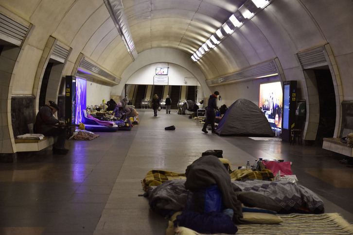  La estación de metro Dorohozhychi se ha convertido en el hogar improvisado de decenas de personas que buscan cobijo.