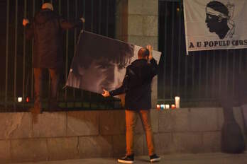 Colocan el retrato de Yvan Colonna, junto a la bandera corda y velas encendidas en la verja de la Prefectura de Bastia.