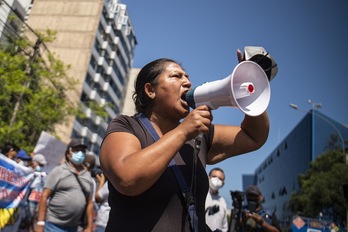 La mujer de un pescador se manifiesta en Lima contra el desastre ecológico.