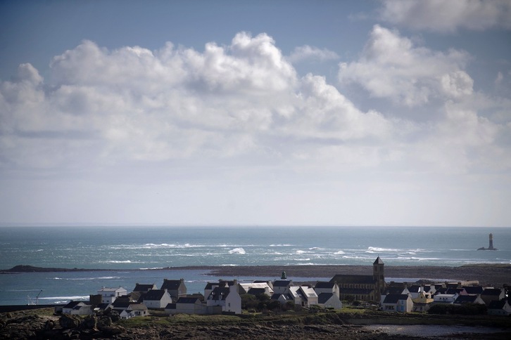 Vista general de la isla de Sein, en Bretaña, cuyos habitantes están preocupados por las consecuencias del cambio climático ante la subida del nivel del mar.