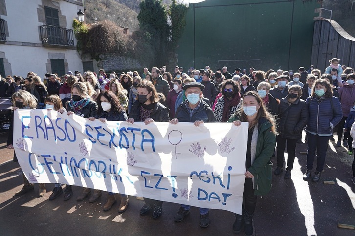 Concentración contra las agresiones machistas en Ituren después de que un hombre intentara matar a una mujer en Sunbilla, el pasado febrero.